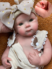 Abenduot Bettie Girl Doll face close-up with lifelike features for immersive play.