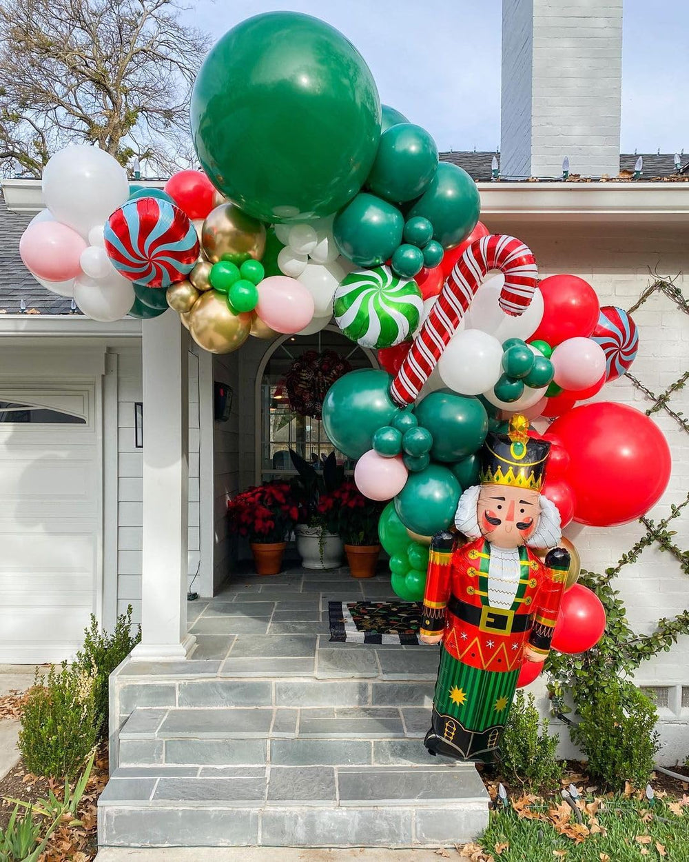 Bezente wedding decor with green balloons for refined styling