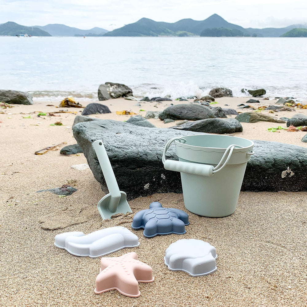 Blue Ginkgo packaged set showcases a modern, compact travel kit.