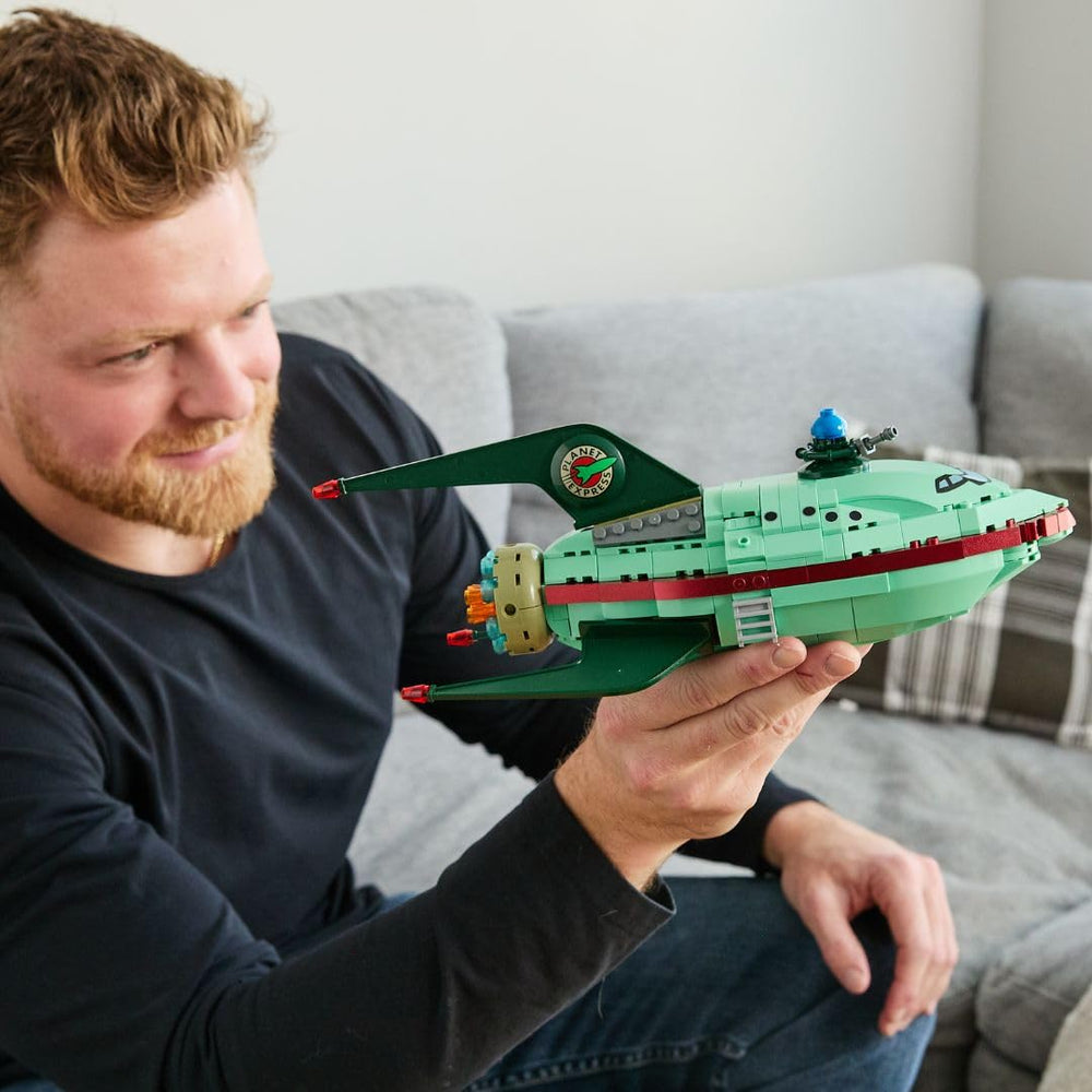 Brickcraft Futurama Planet Express Ship flight-angle display demonstrates takeoff pose.