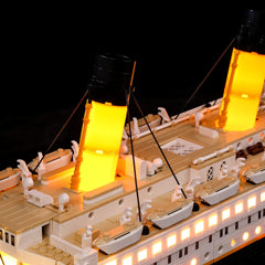 BRIKSMAX Titanic LED kit display-ready lighting for showpieces.