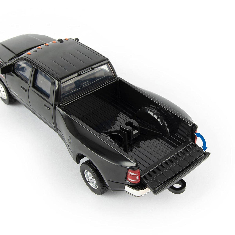 Gooseneck trailer connection allows easy hitching and unhitching.