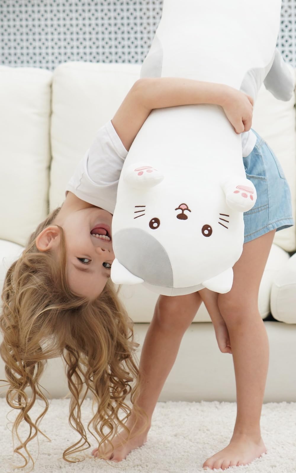 Dalmao machine-washable plush pillow stays soft after washing.