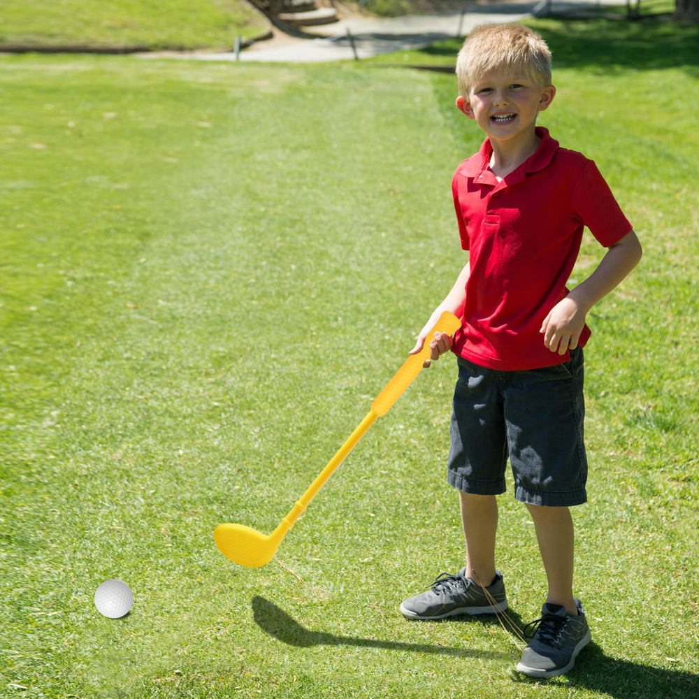 Dyienocs compact design fits small hands for first golf swings.