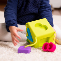 OombeeCube BPA-free silicone ensures safe exploration.