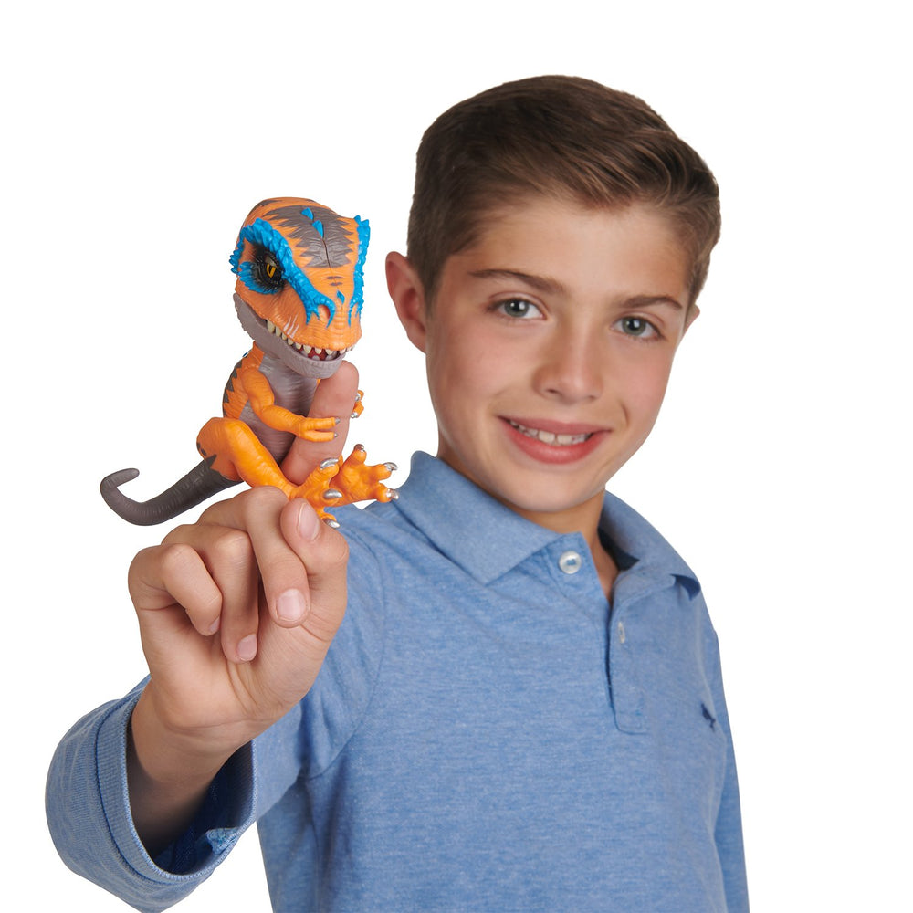 Fingerlings Untamed T-Rex Scratch orange toy gas motion