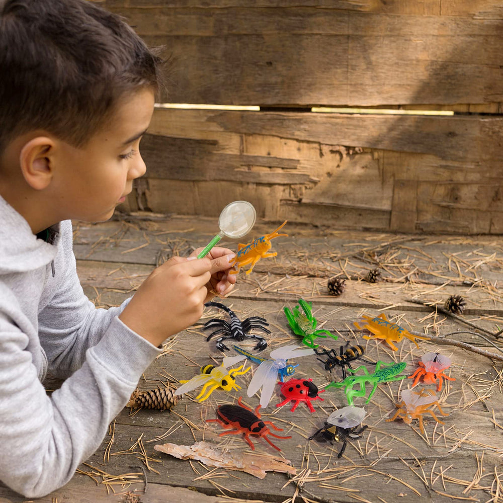 FUN LITTLE TOYS pretend-play knife adds versatile role-play options.