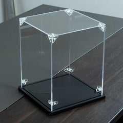 Gemutlich acrylic display case Lego helmet side view emphasizing stability and dust resistance.