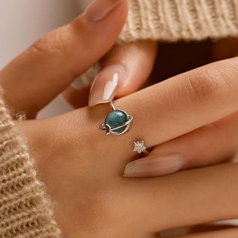 Generic hollow outer design keeps the ring light for comfortable all-day wear.