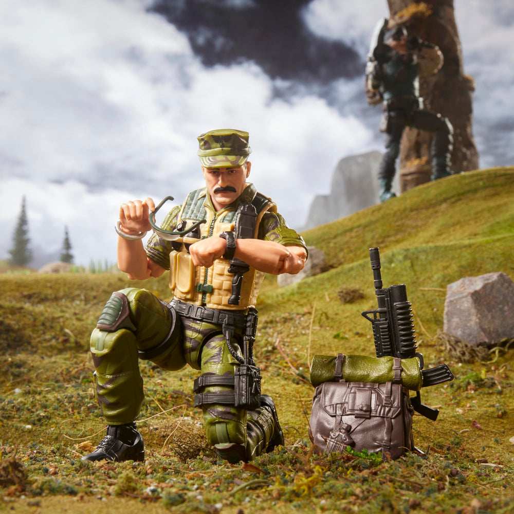G.I. Joe Leatherneck with knife highlighting weapon-ready display options.