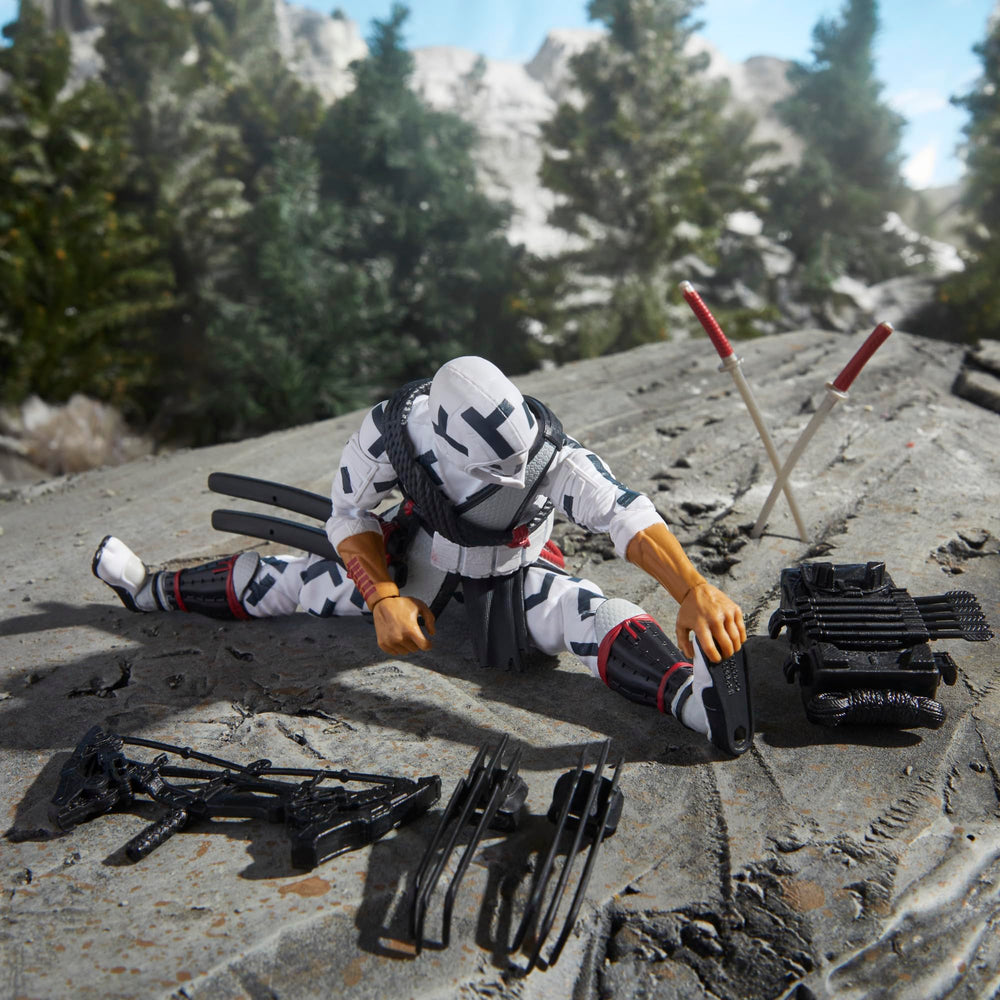 G.I. Joe Storm Shadow claws enable versatile display setups.