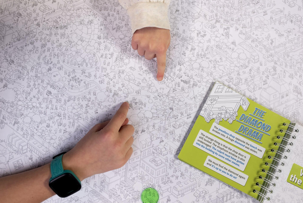 Hachette MicroMacro Kids fits 1-4 players for versatile family game nights.
