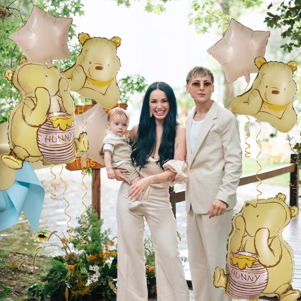 Heboland Pooh stars foil balloons create a playful party backdrop.
