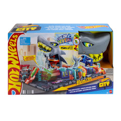 Hot Wheels water catcher base keeps play neat and mess-free.
