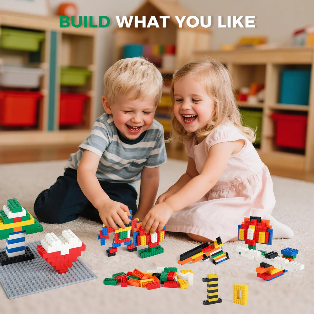 HUIZDQ kid-friendly building play scene with bricks and baseplate.