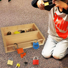 Inslat family play scene highlights shared learning with parents during activity.