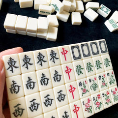 IWUTEFET Mini Travel Mahjong tiles align smoothly for quick setup.