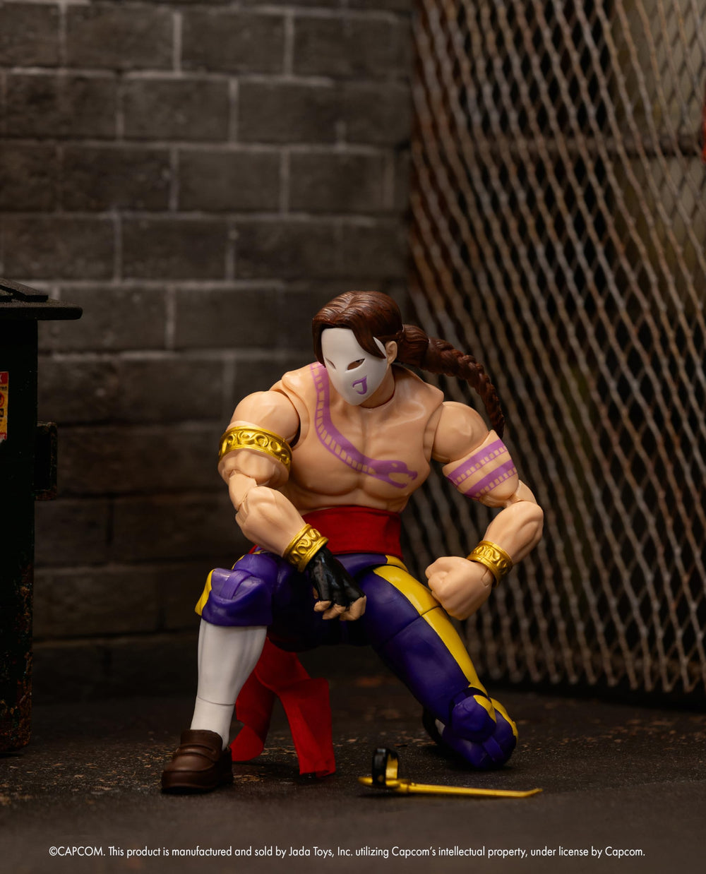 Detachable claw accessory recreates Vega's signature weapon.