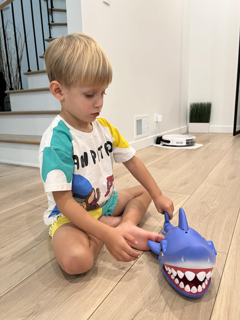 KIDDITOY RC Shark USB cable keeps charging simple.