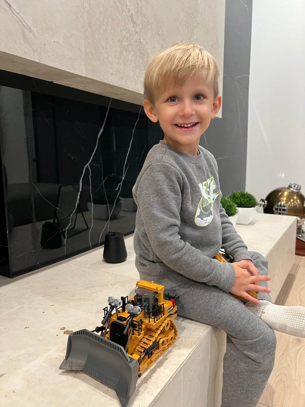 KIDMARKT bulldozer in action with lights and sounds.