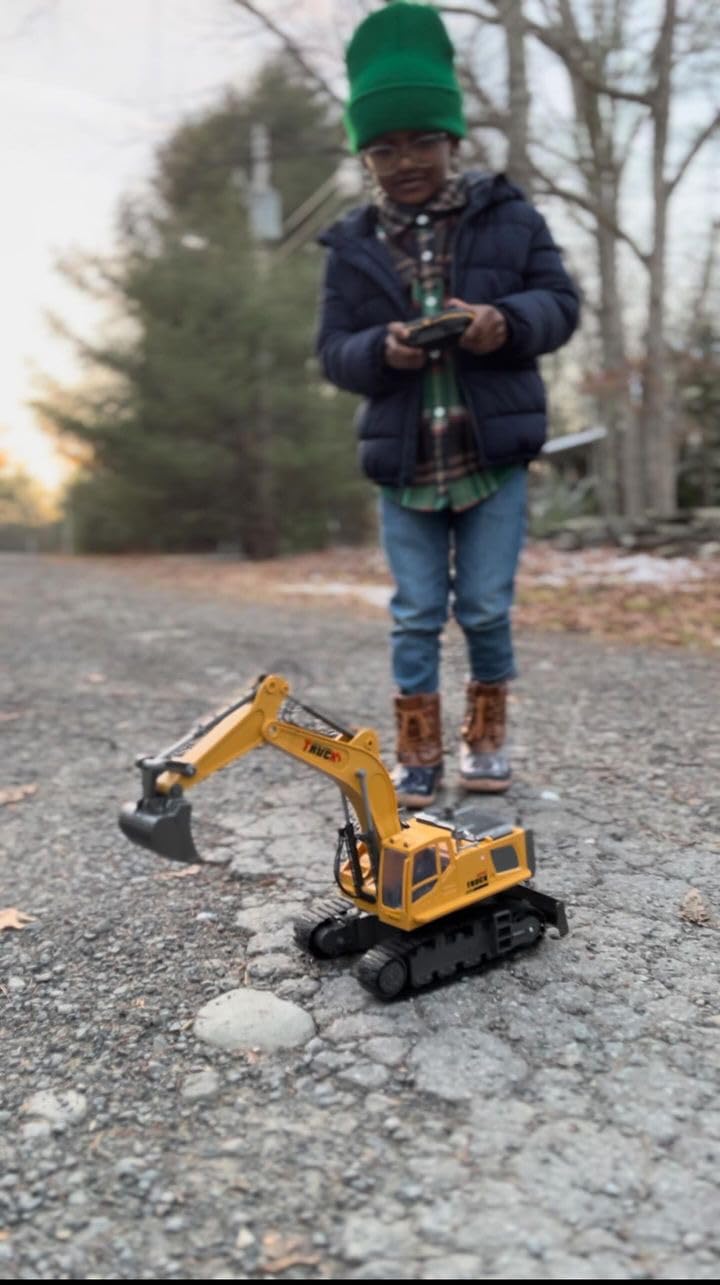 KIDMARKT Durable metal-bodied excavator built for rugged outdoor use.
