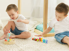 Kidus 10 vibrant fish figures support color recognition and fine motor play