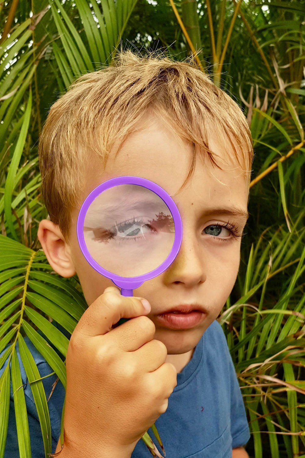 Kidz@Play Adventure Kidz Kit magnifying glass reveals tiny details on hikes.