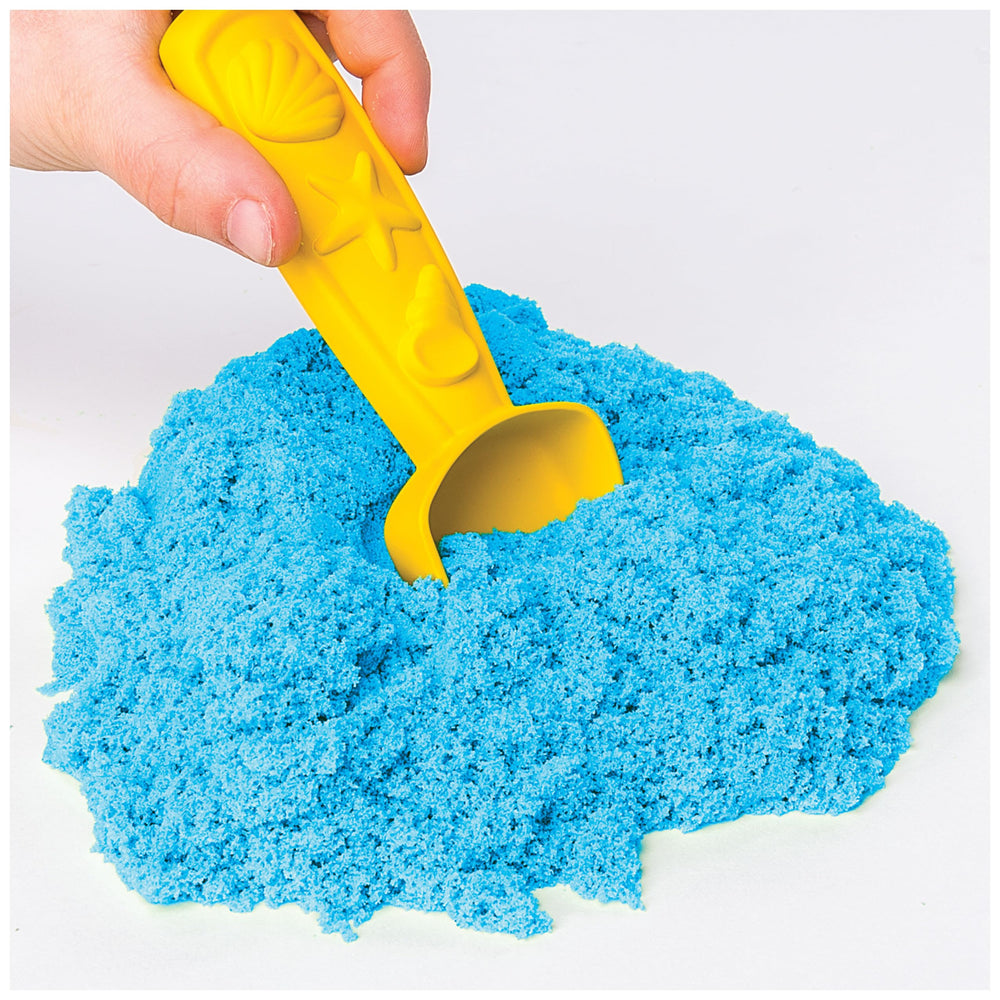 Kinetic Sand dig scoop tool helps digging and sculpting flow.