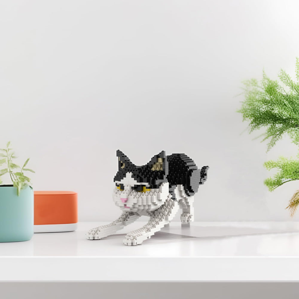Larcele Cat mini building blocks on display as a cat model.