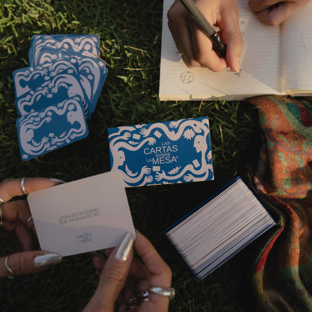 LAS CARTAS SOBRE LA MESA set ideal for family game nights and connectable chats