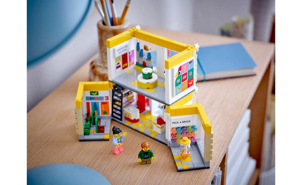 LEGO 40574 micro models castle and train for display windows.