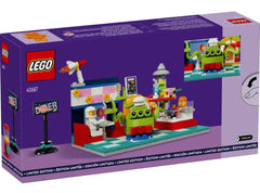 LEGO Alien Space Diner 40687 minifigs shown with spacemen for imaginative play.