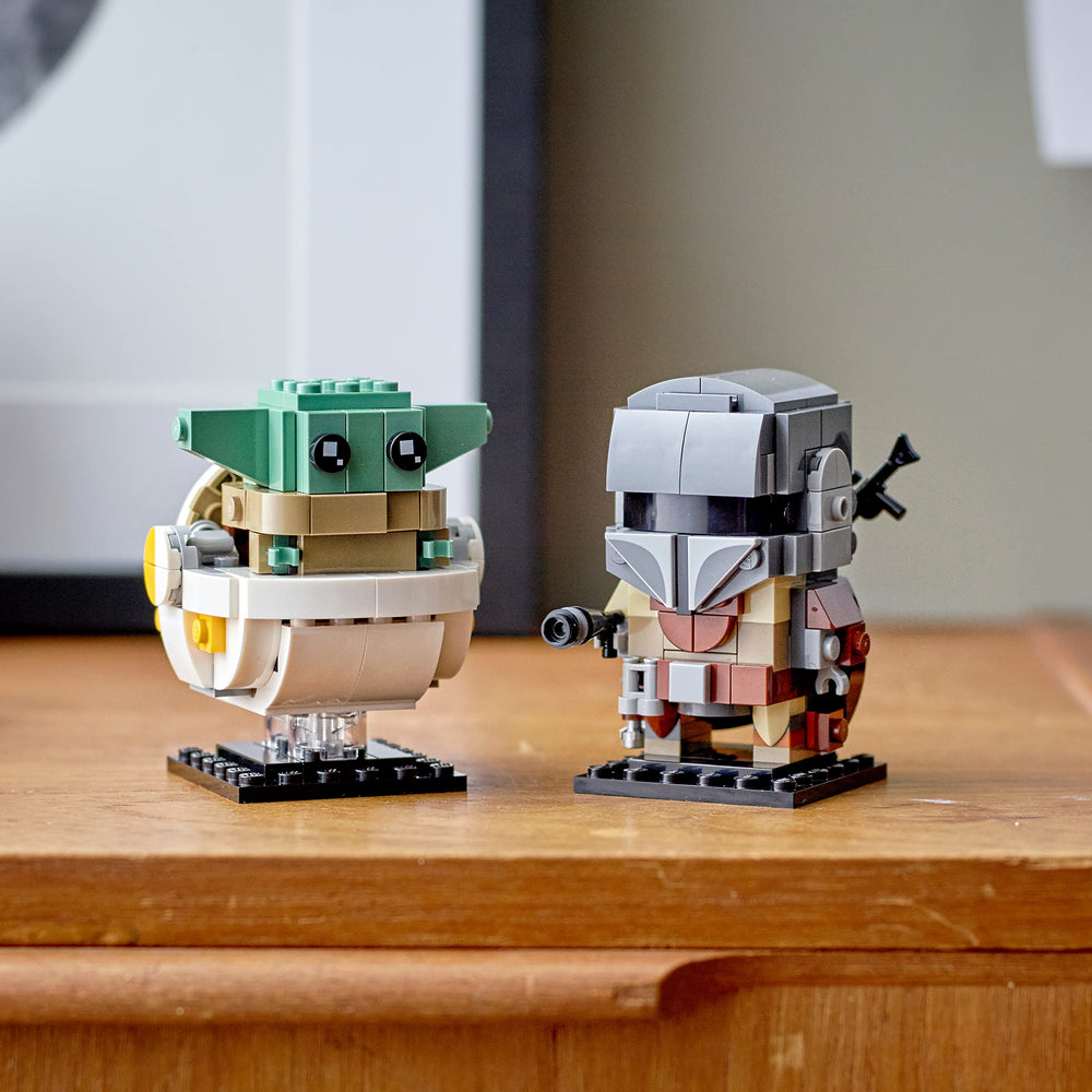 Mandalorian with blaster rifle accessory from BrickHeadz set