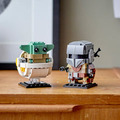 Mandalorian with blaster rifle accessory from BrickHeadz set