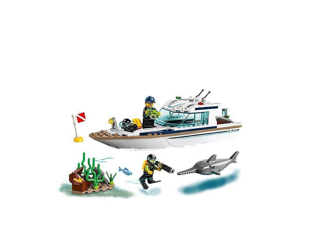 LEGO City Diving Yacht sea floor scene with seaweed and treasure chest for treasure hunts