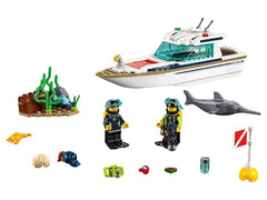 LEGO City Diving Yacht turning searchlight enhances underwater exploration at night
