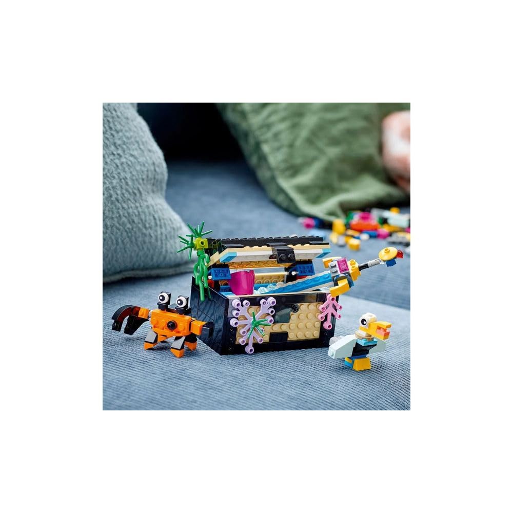 LEGO Creator Fish Tank 31122 creator box indicates exclusive packaging and instructions.