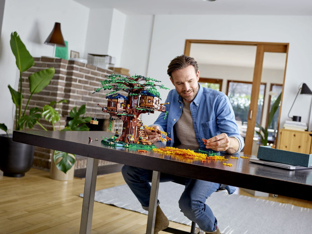 LEGO Ideas Tree House 21318 interior master bedroom detail supports imaginative play