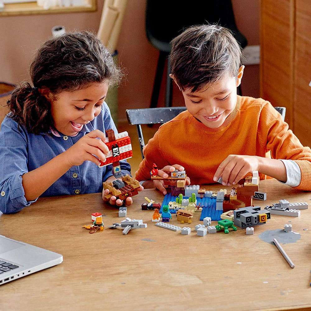LEGO Minecraft The Pirate Ship Adventure modular base image highlights swap-ready sections