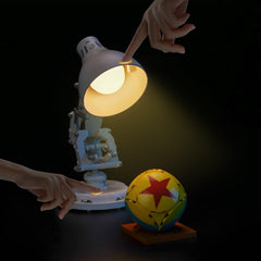 LocoLee Pixarluxo touch action highlighting the responsive tap-to-light feature
