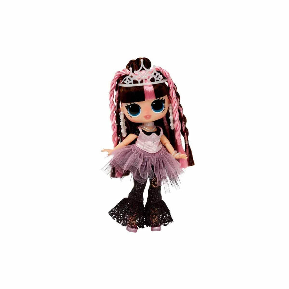 L.O.L. Surprise Tweens Billie shoes complete trendy outfits for poseable fun.