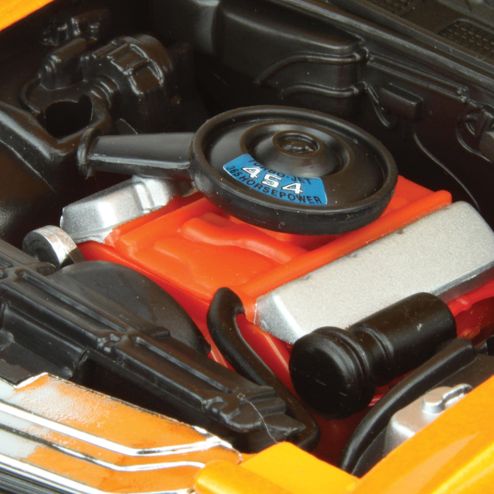 Maisto Chevelle open doors feature adds dramatic display realism.