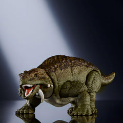 Mattel Scutosaurus posable tail supports interactive play and display options.