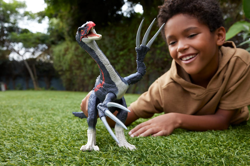Mattel Therizinosaurus tail-rotation action enables dynamic claw attacks during play.