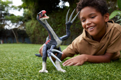 Mattel Therizinosaurus tail-rotation action enables dynamic claw attacks during play.
