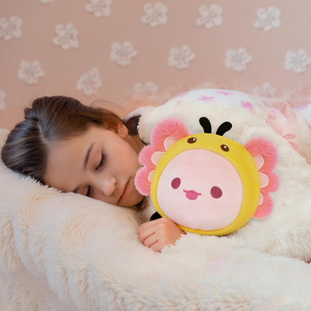 Mewaii axolotl bee plush texture close-up highlights squishy feel.