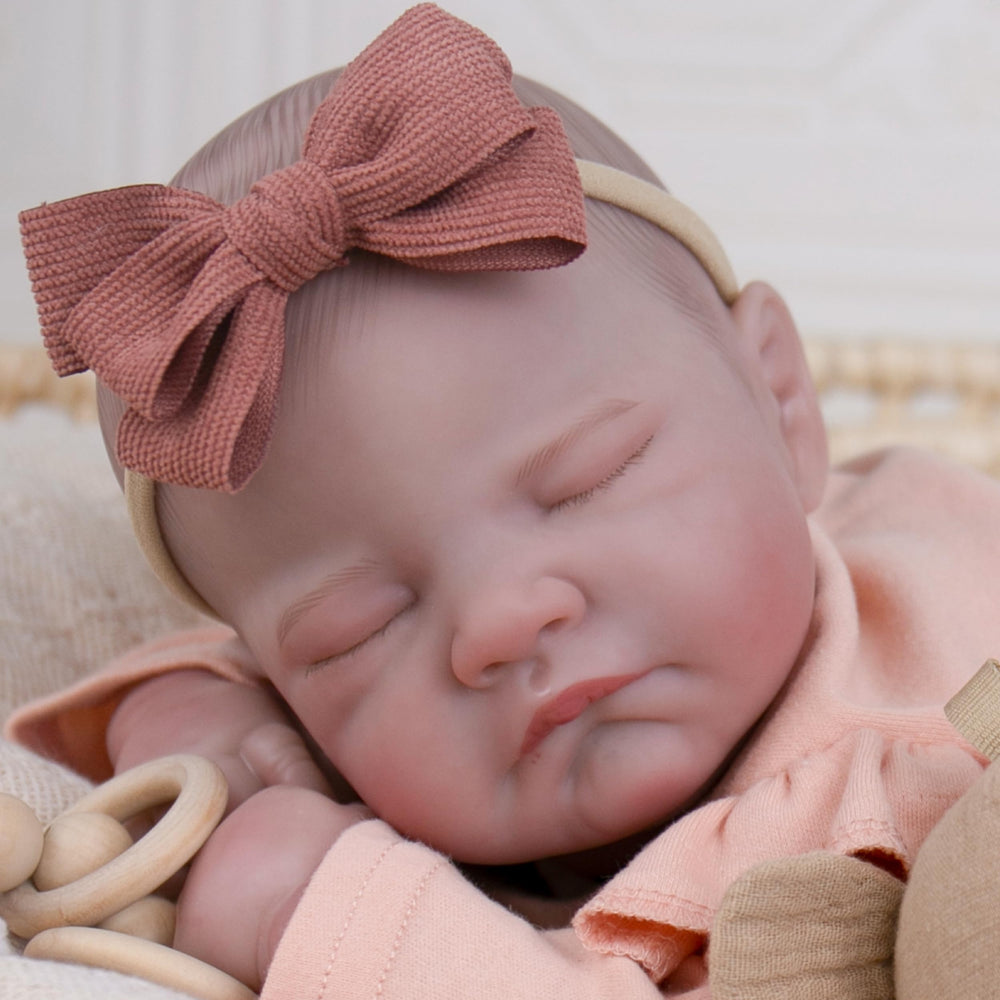 Milidool magnetic pacifier adds authentic newborn detail.