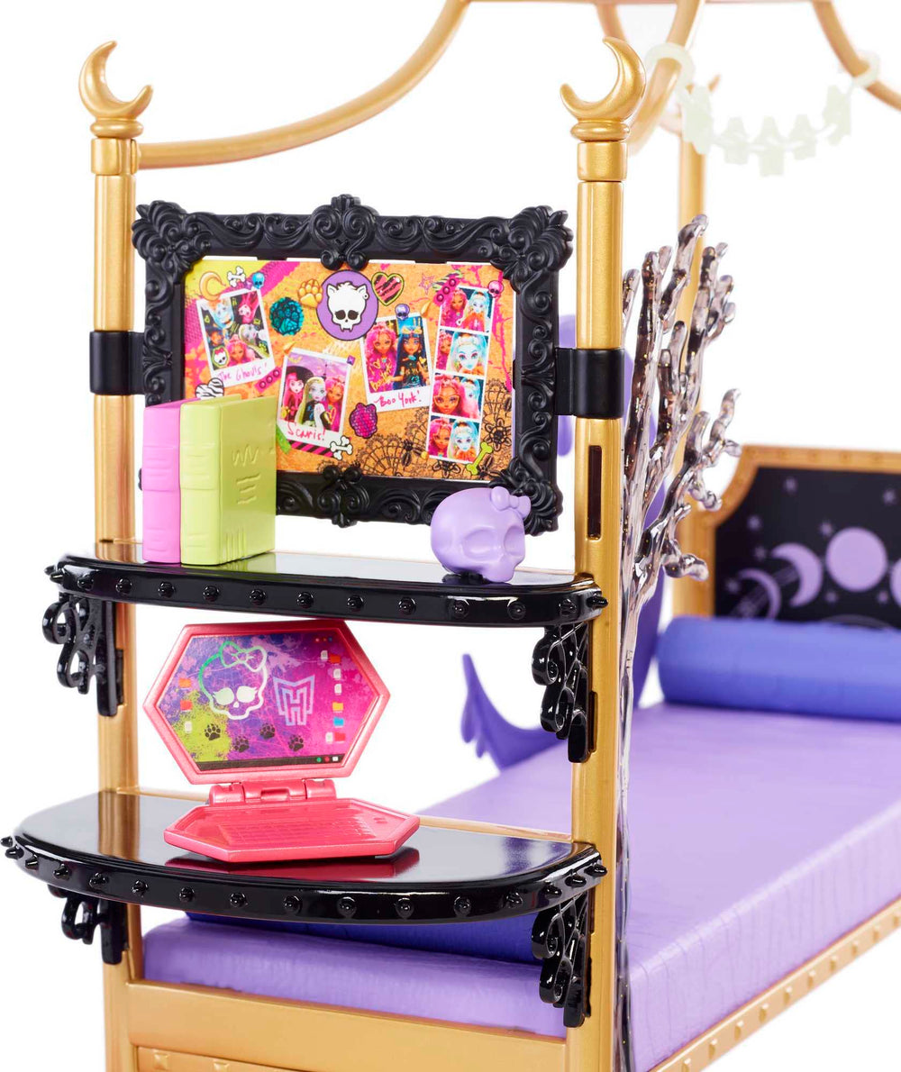 Monster High Clawdeen bedding with paw pillow adds cozy detail.
