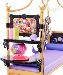 Monster High Clawdeen bedding with paw pillow adds cozy detail.