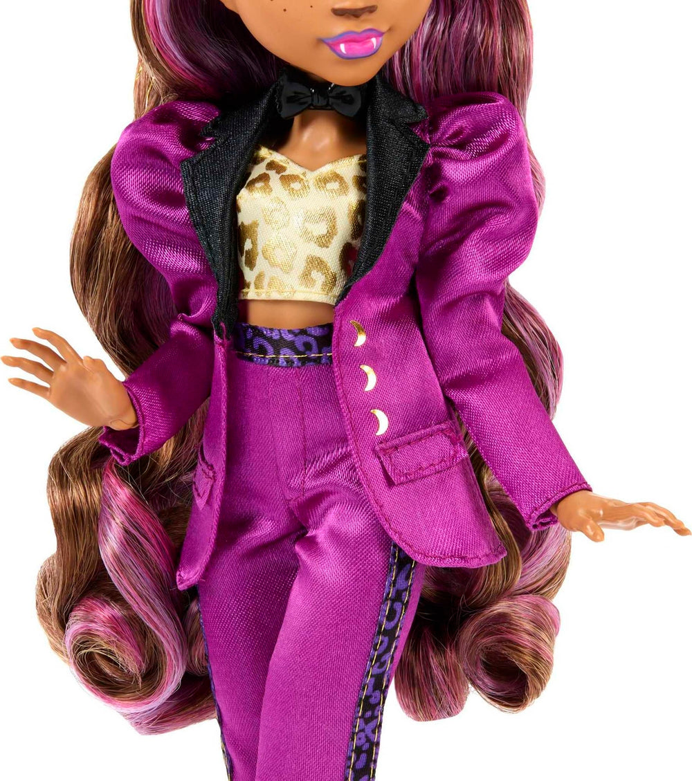 Monster High Clawdeen Wolf crescent moon handbag opens to fit accessories.
